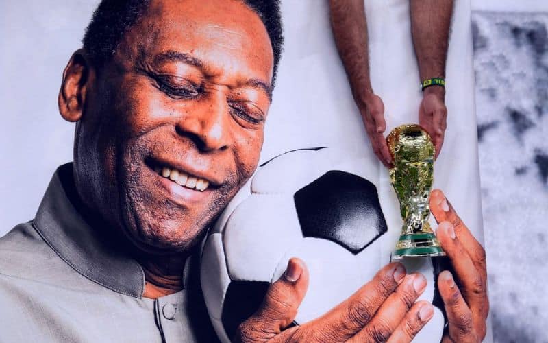 Pelé quyết định từ giã sân cỏ